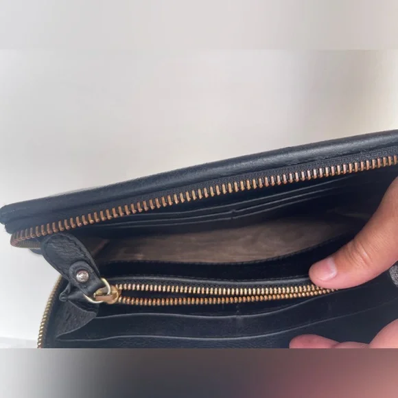 Chloe Elise Long Twist Lock Black and Gold Leather Wallet - Picture 7 of 16